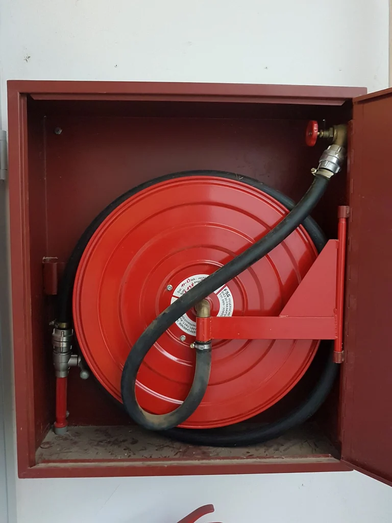 Hydrant wewnętrzny z wężem półsztywnym w szafce