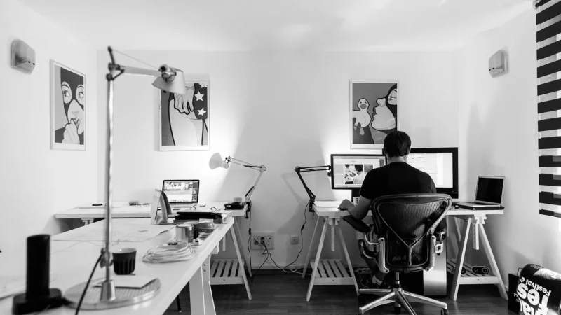 Obowiązki pracownika przy pracy przy monitorze – ergonomia i przerwy
